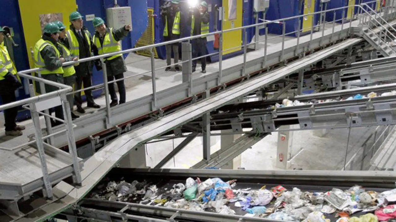 Feijóo y Ángeles Vázquez, durante su visita a la nueva planta de recuperación de materiales de Sogama. KIKO DELGADO