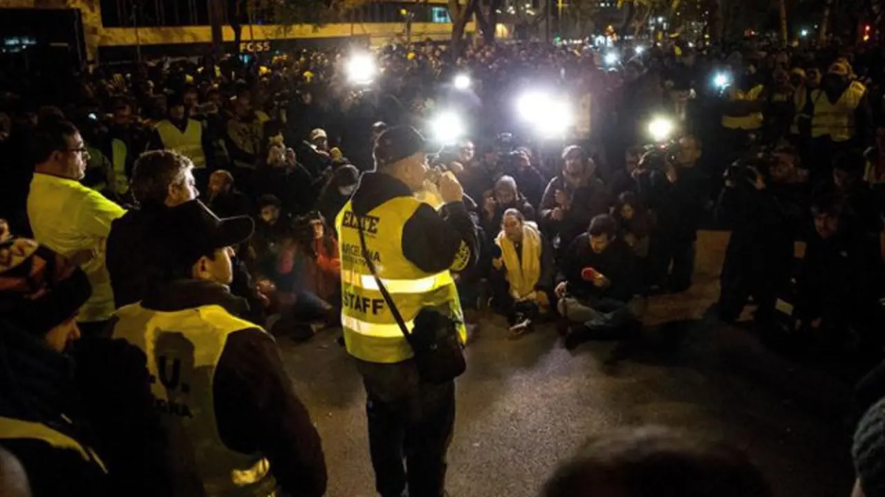 El portavoz de la Asociación Profesional Élite Taxi explica a sus compañeros los acuerdos llegados con la Generalitat.QUIQUE GARCÍA (Efe)