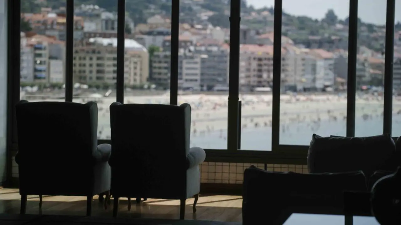 Vistas de la playa de Silgar desde un hotel de Sanxenxo. ALBA SOTELO