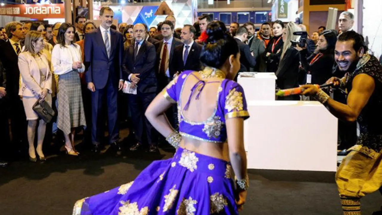 Felipe VI y la reina Letizia durante la inauguración del estánd de Irán en Fitur. EMILIO NARANJO
