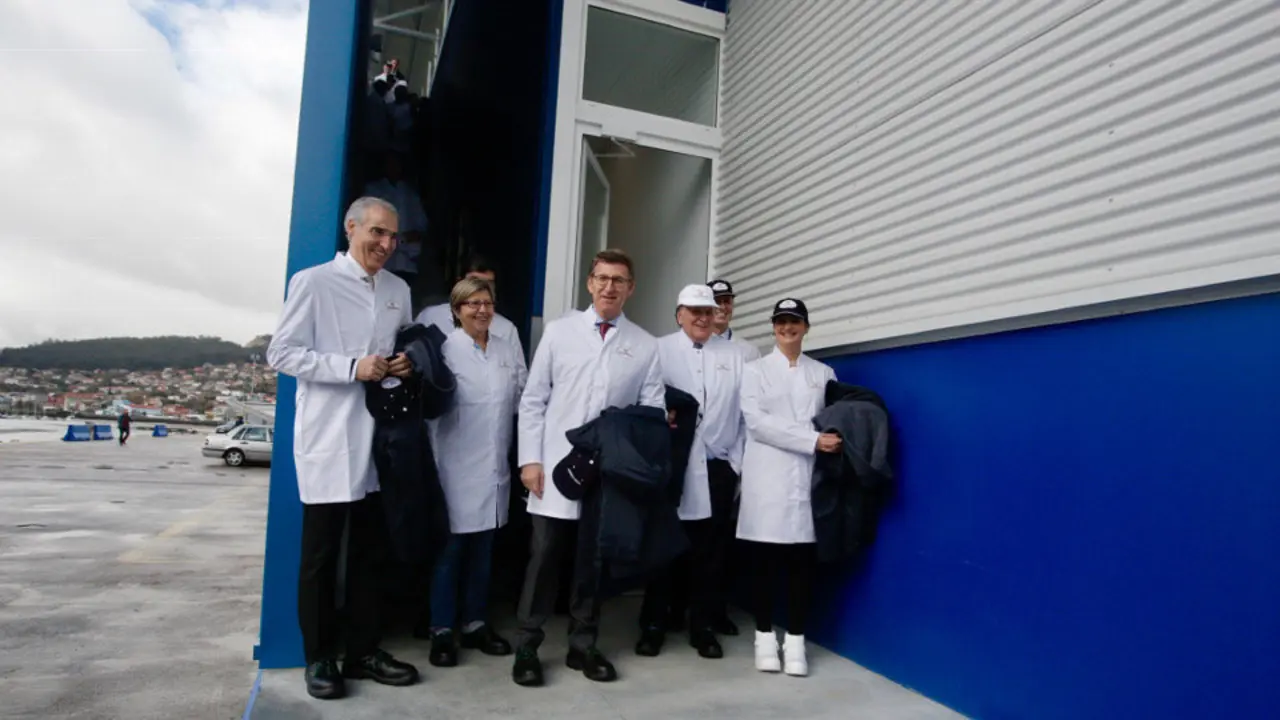 Alberto Núñez Feijóo, acompañado por el conselleiro de Economía, Emprego e Industria, Francisco Conde, y por la conselleira do Mar, Rosa Quintana, visitan las nuevas instalaciones de Fandicosta. GONZALO GARCÍA