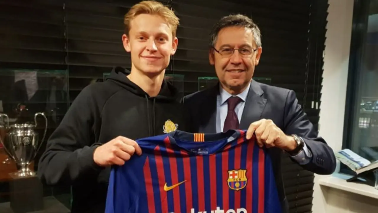 Frankie de Jong con Bartomeu. TWITTER