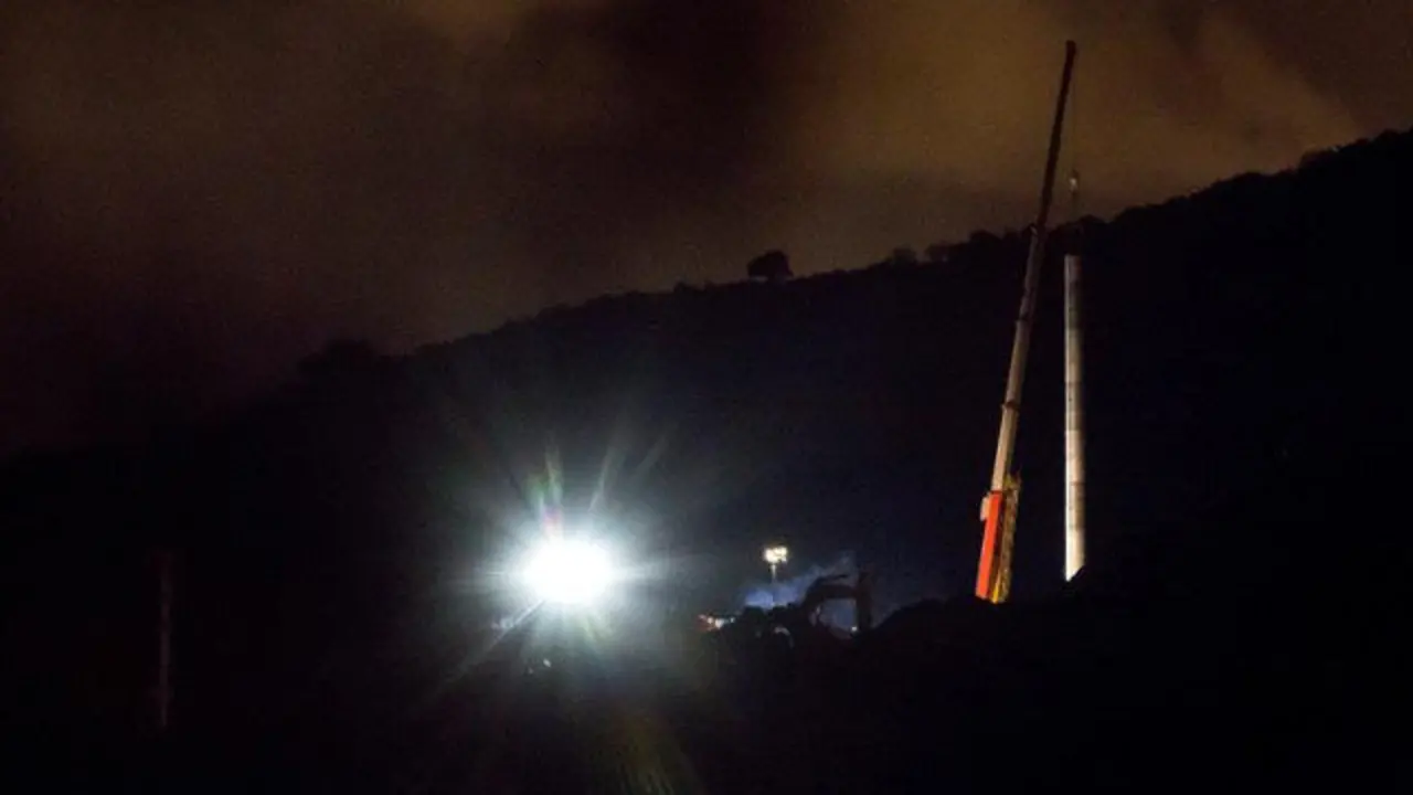 Una grúa mantuvo este jueves de madrugada suspendido el tubo en el lugar de los trabajos. DANIEL PÉREZ (EFE) (rescate de Julen)