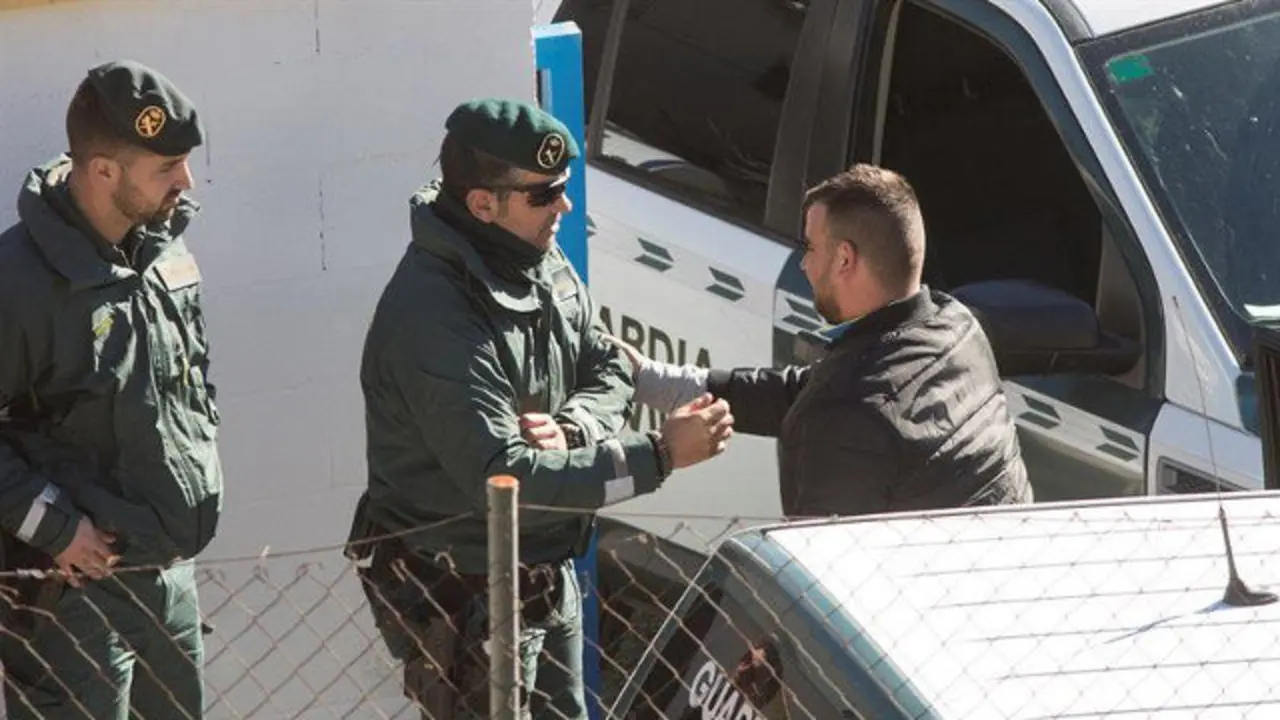 El padre de Julen saluda a dos agentes de la Guardia Civil. DANIEL PÉREZ (EFE)