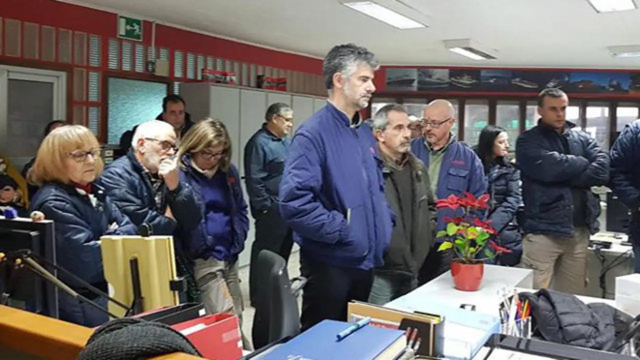 Los trabajadores de Vulcano ocupando las instalaciones de la dirección en el astillero vigués SALVADOR SAS