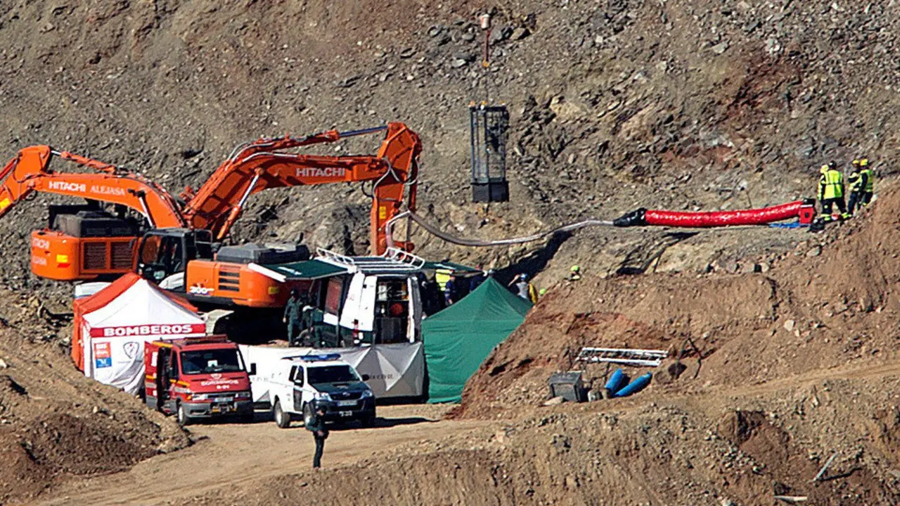 A Brigada de Salvamento Mineiro, traballando na zona. DANIEL PÉREZ (EFE)