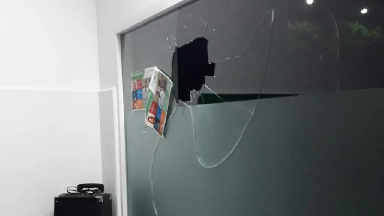 Cristaleira rota tras o ataque á sede de Podemos na Liña. TWITTER