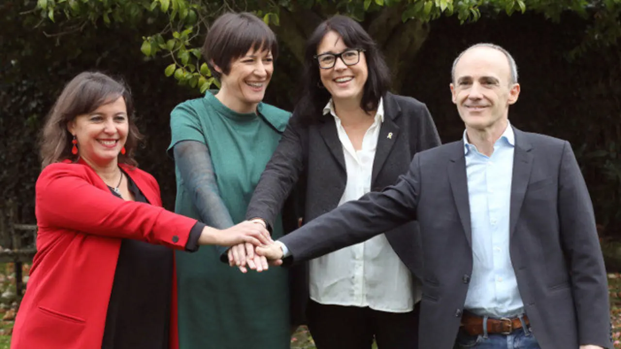 A voceira Nacional del BNG, Ana Pontón, cos candidatos do Bloque Ana Miranda; de EH Bildu , Josu Juaristi e de ERC, Diana Riba. XOÁN REY (EFE)