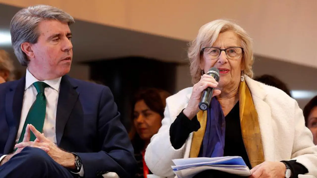 Angel Garrido y Manuela Carmena en FITUR. EFE