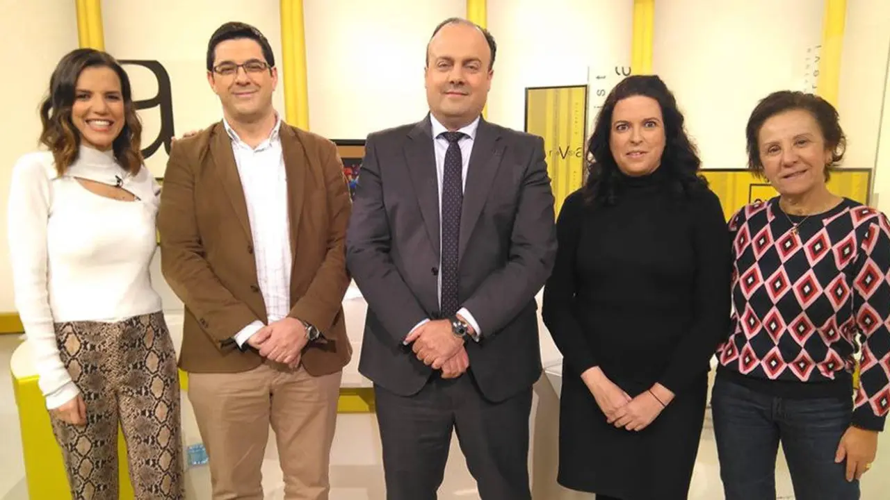 Xosé Pereira, director da área de innovación e negocio da TVG, o director xeral de R, Alfredo Ramos, e a directora de área de sociedade dixital de AMTEGA, Rosa Martínez, este venres no programa 'A Revista'. TVG
