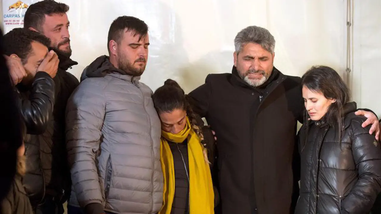 Los padres de Julen con Juan José Cortés en la vigilia de este jueves. EFE