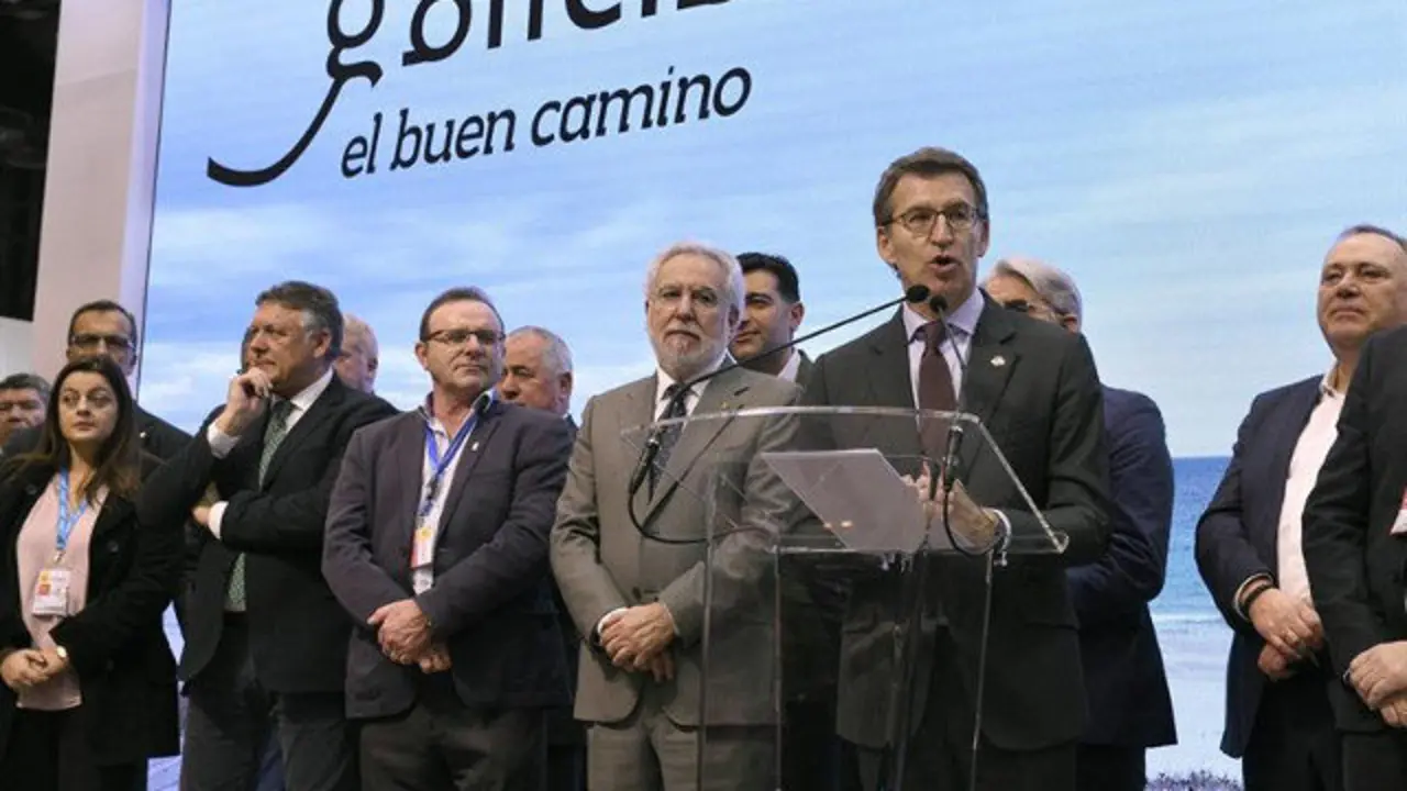 Feijóo, en el estand de Galicia en Fitur. VÍCTOR LERENA (EFE)