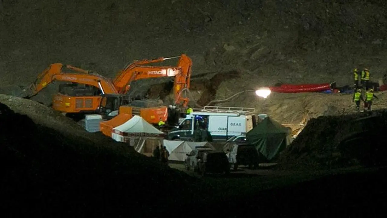 Operativo de rescate en Totalán. ÁLVARO CABRERA (EFE)