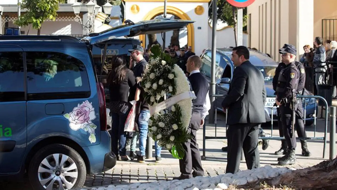 El féretro de Julen fue trasladado al tanatorio tras finalizar la autopsia. DANIEL PÉREZ (EFE)