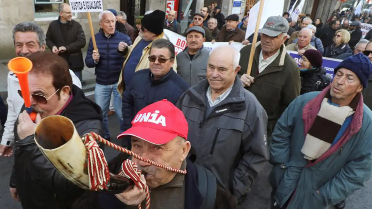 Manifestación de pensionistas en Santiago. XOÁN REY (EFE)