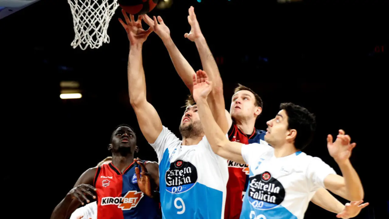 Nacho Llovet y David Navarro luchan por un rebote. DAVID AGUILAR (EFE)