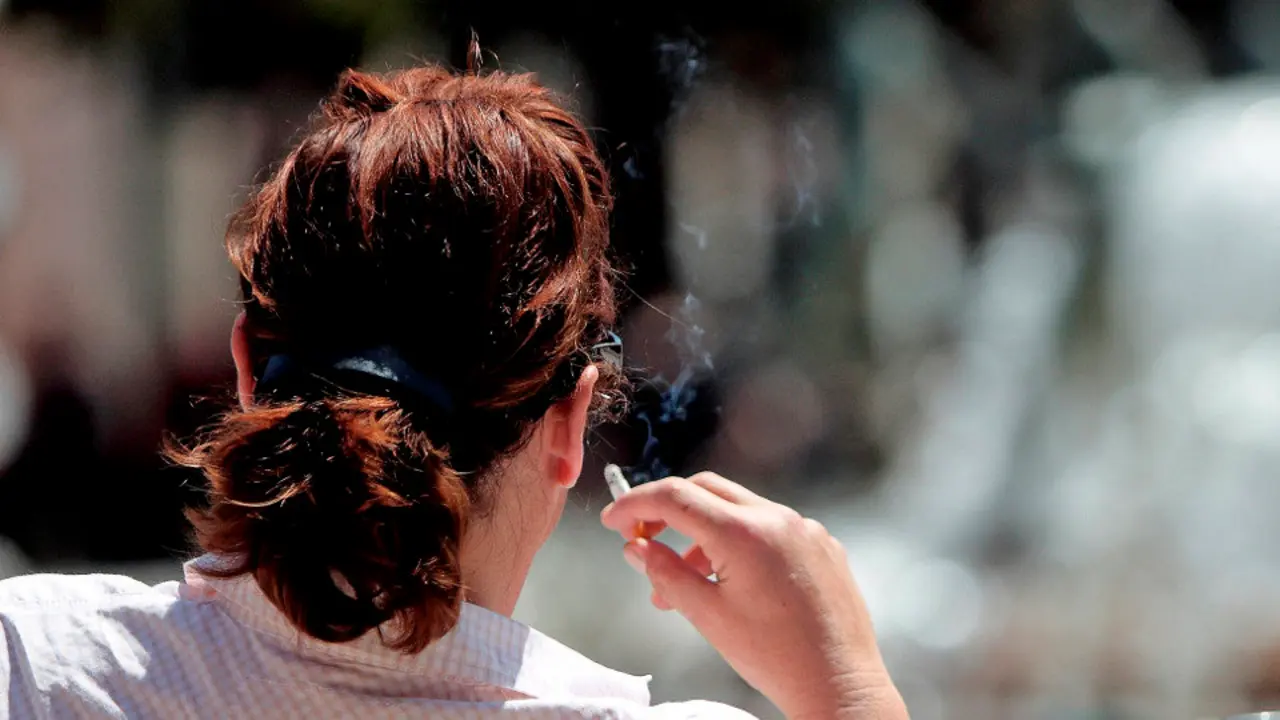 Una mujer fumando. ARCHIVO