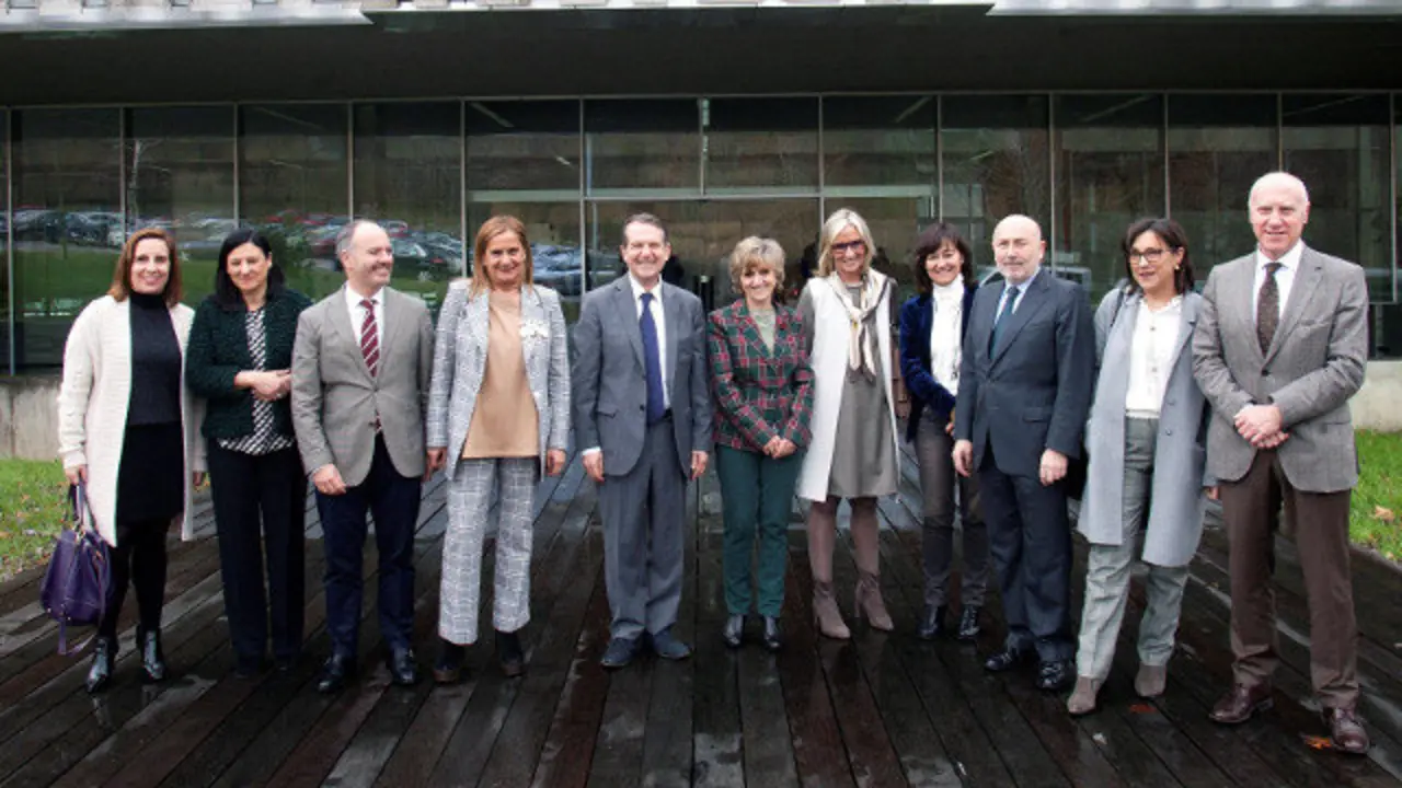 A ministra de Sanidade María Luisa Carcedo posa para a fotografía de familia durante a súa visita ao Laboratorio de Referencia de Biotoxinas Marinas da UE en Vigo. SALVADOR SAS (EFE)