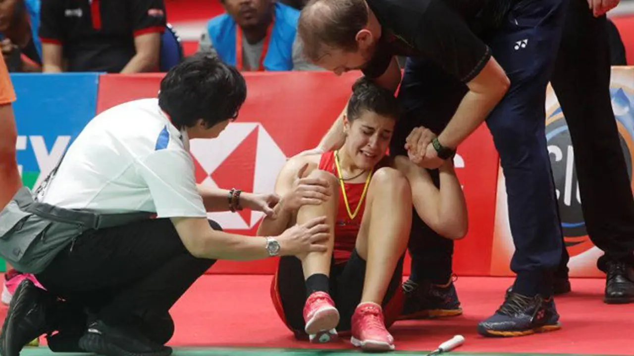 Carolina Marín, tras lesionarse. EFE