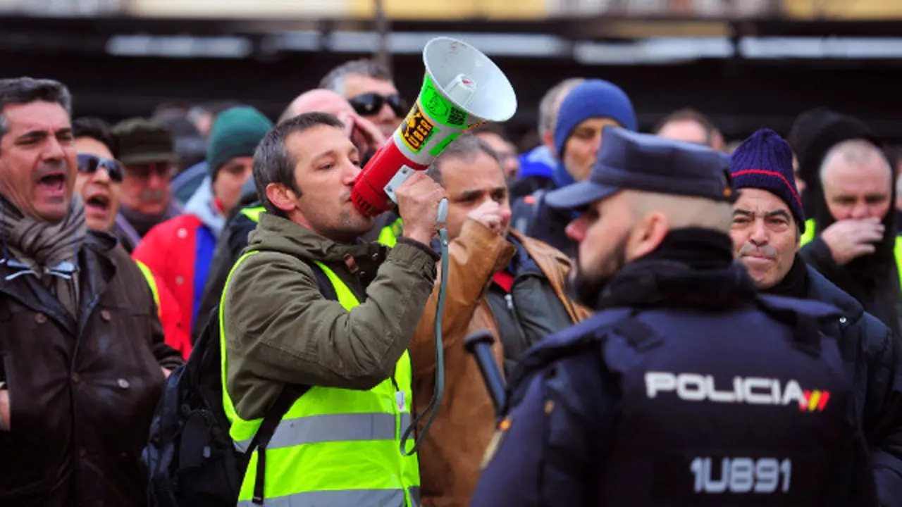 Cientos de taxistas concentrados en Madrid. DIEGO PÉREZ CABEZA (EFE)