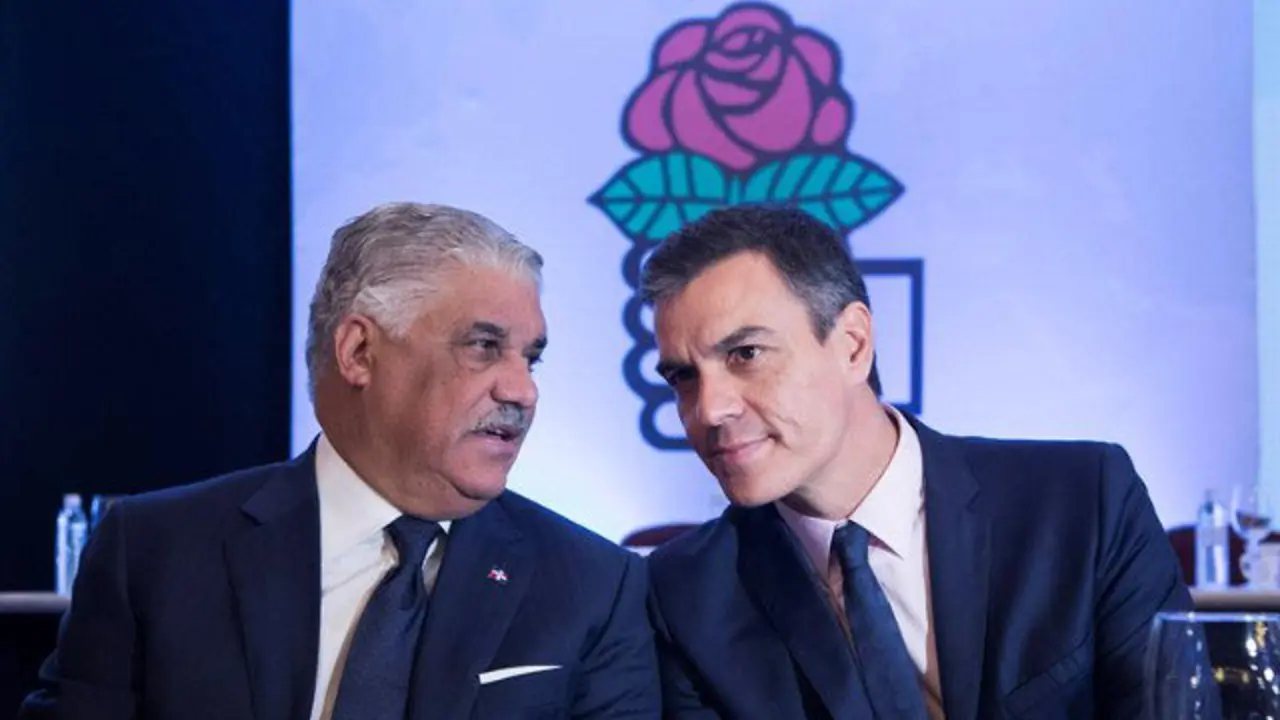 Pedro Sánchez (d), habla con el canciller dominicano, Miguel Vargas. PEDRO BAZIL