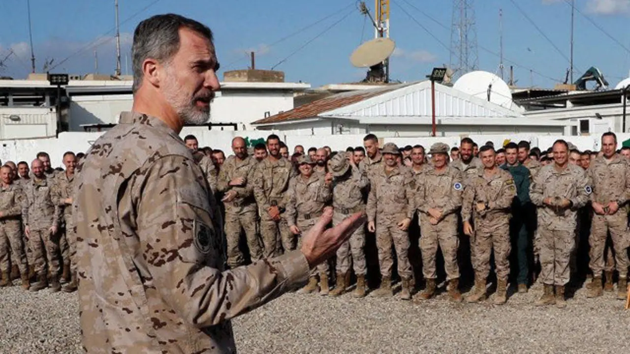 El Rey, en la base Gran Capitán, en la localidad iraquí de Besmayah. CHEMA MOYA (EFE)