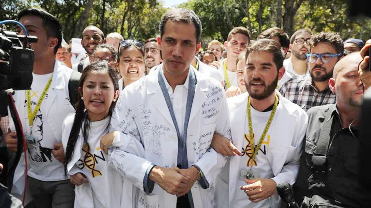 El presidente de la Asamblea Nacional, Juan Guaidó, participa en una manifestación opositora al gobierno de Nicolás Maduro, este miércoles. MIGUEL GUTIÉRREZ (EFE)