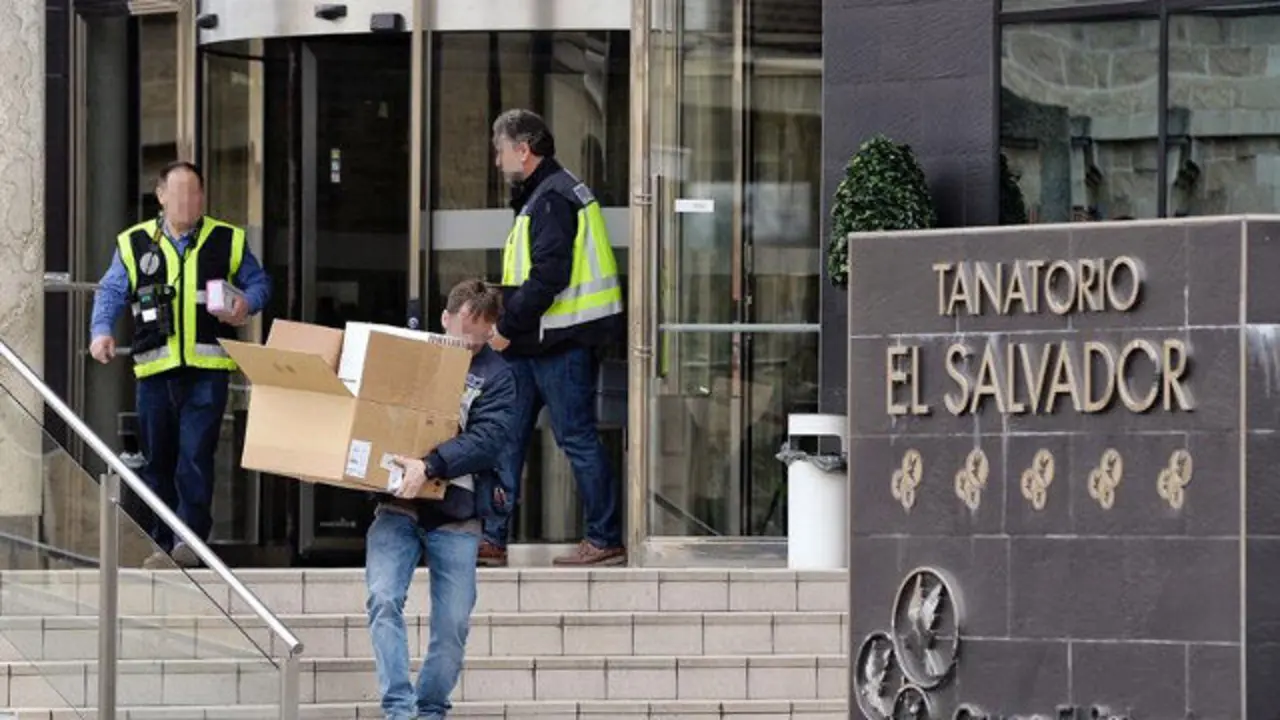 Varios efectivos de la Policía Nacional a las puertas del tanatorio de El Salvador, en Valladolid. NACHO GALLEGO (EFE)