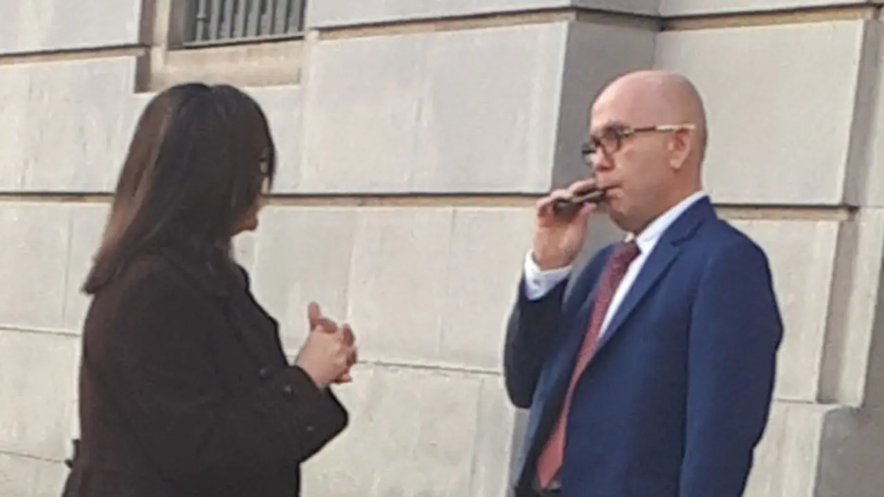 Gonzalo Boye, vapeando ante la Audiencia de Pontevedra. DP