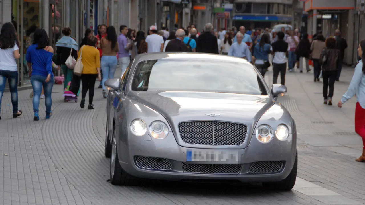 Un coche de lujo circula por la Rúa Michelena. ALBA SOTELO (ARCHIVO)