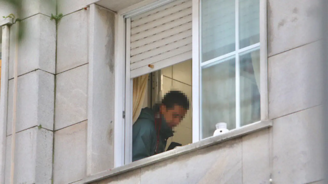 Un miembro de la Policía científica en la vivienda donde el supuesto agresor se atrincheró en O Grove. JOSÉ LUIZ OUBIÑA