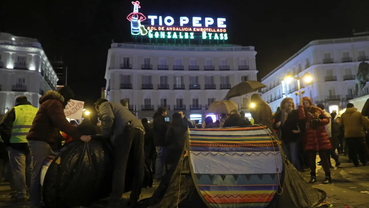 Los taxistas acampan en Sol. JUANJO MARTÍN (Efe) 