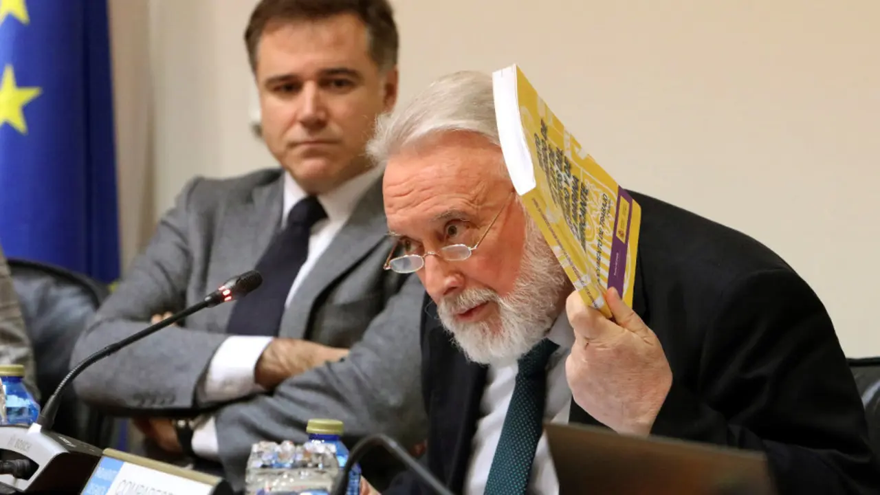 El presidente del Puerto de Vigo, Enrique López Veiga, durante su comparecencia en la comisión parlamentaria.XOÁN REY (Efe) 