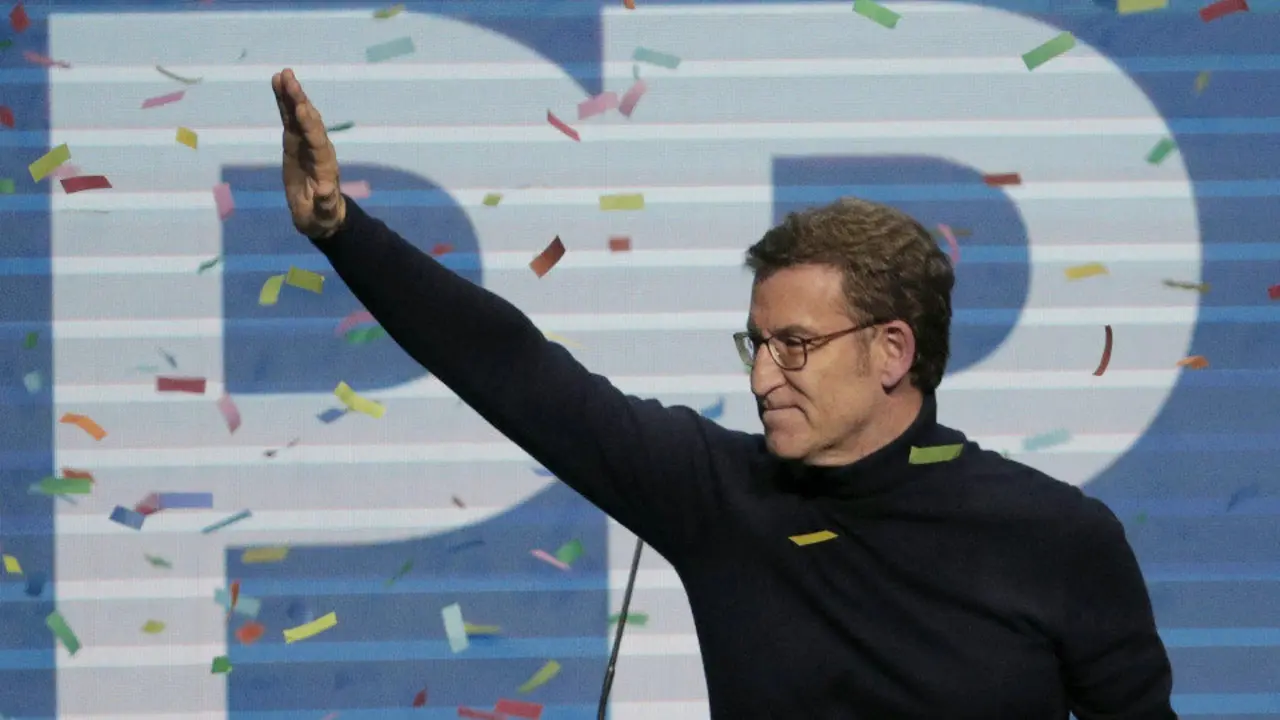 Alberto Núñez Feijóo saluda al comienzo de la presentación de los candidatos populares de toda Galicia. LAVANDEIRA JR. (EFE)