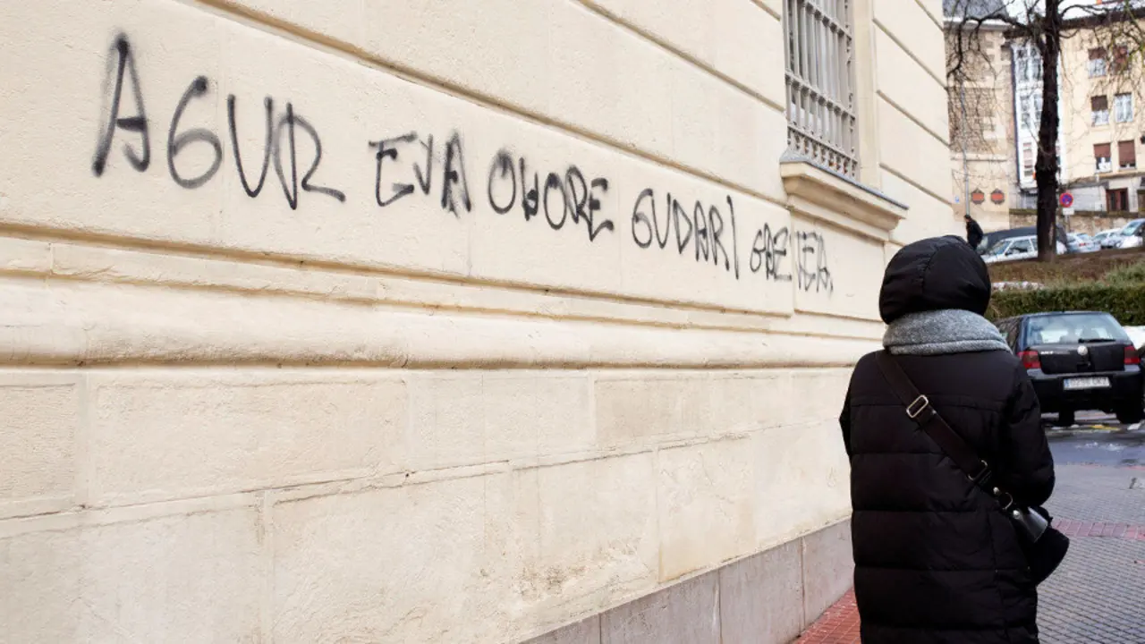 Varias pintadas en honor al expreso de ETA Oier Gómez. ADRIÁN RUIZ DE HIERRO (EFE)