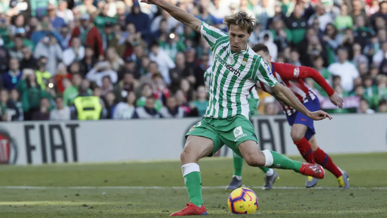 Sergio Canales lanza el penalti que decidió el partido ante el Atlético. JOSÉ MANUEL VIDAL (EFE)