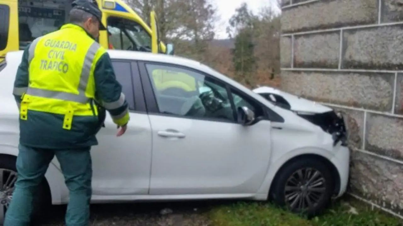 O vehículo saíuse da vía e chocou contra unha vivenda no Irixo. TVG