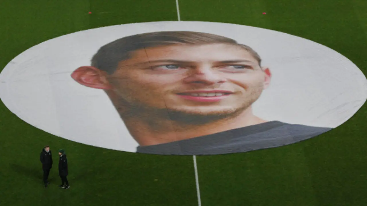 Tributo a Emiliano Sala antes del partido entre el Nantes y el Saint Etienne. EFE