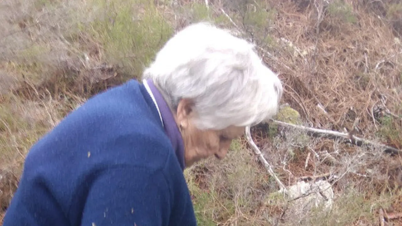 A octoxenaria, xunto a un axente da Garda Civil. TVG - Portada