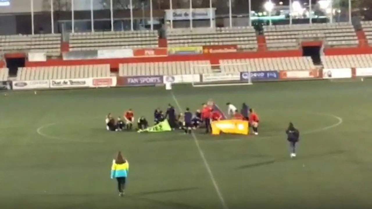 Protesta de las jugadoras del Terrassa y del Viladecavalls. YOUTUBE