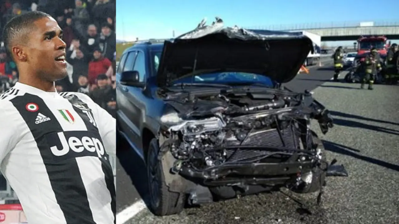 Así quedó el coche que estrelló Douglas Costa.TWITTER