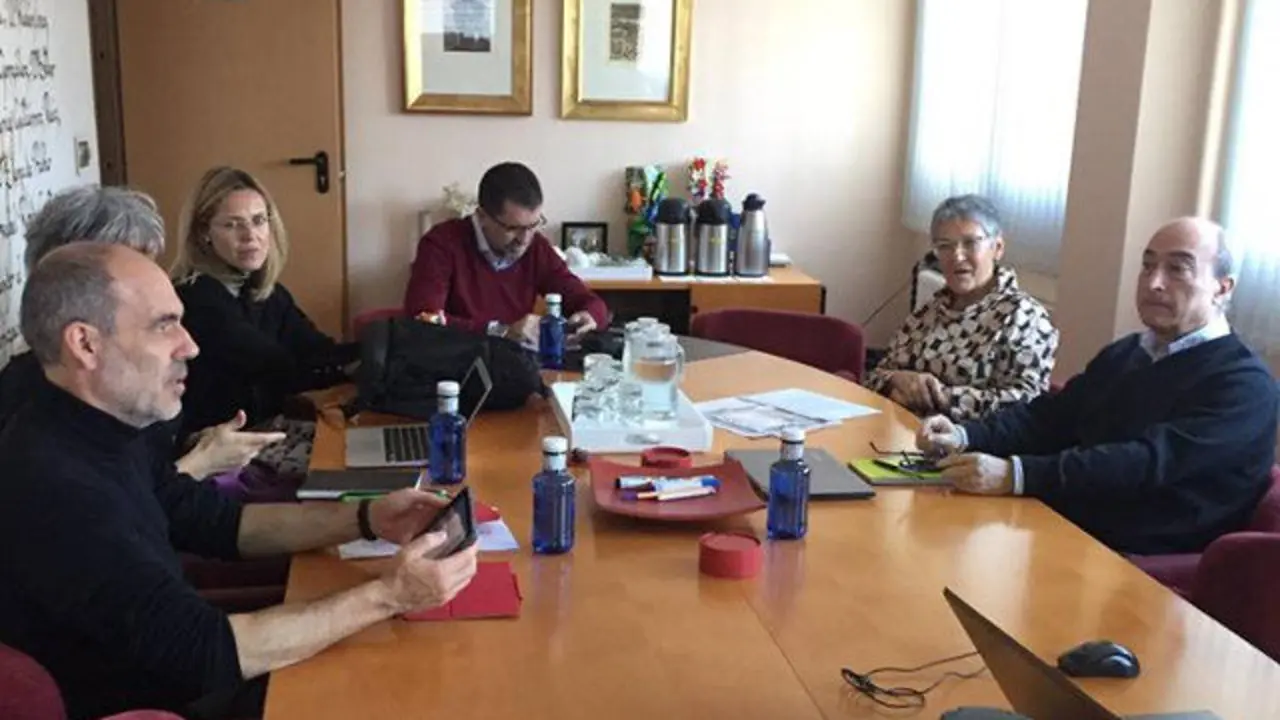 El jurado de los premios durante el fallo. FACEBOOK