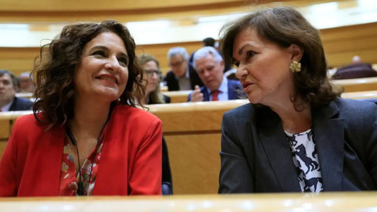 La vicepresidenta del Gobierno, Carmen Calvo, y la ministra de Hacienda, María Jesús Montero, en la sesión de control al Gobierno en el pleno del Senado, este martes. FERNANDO ALVARADO (EFE)