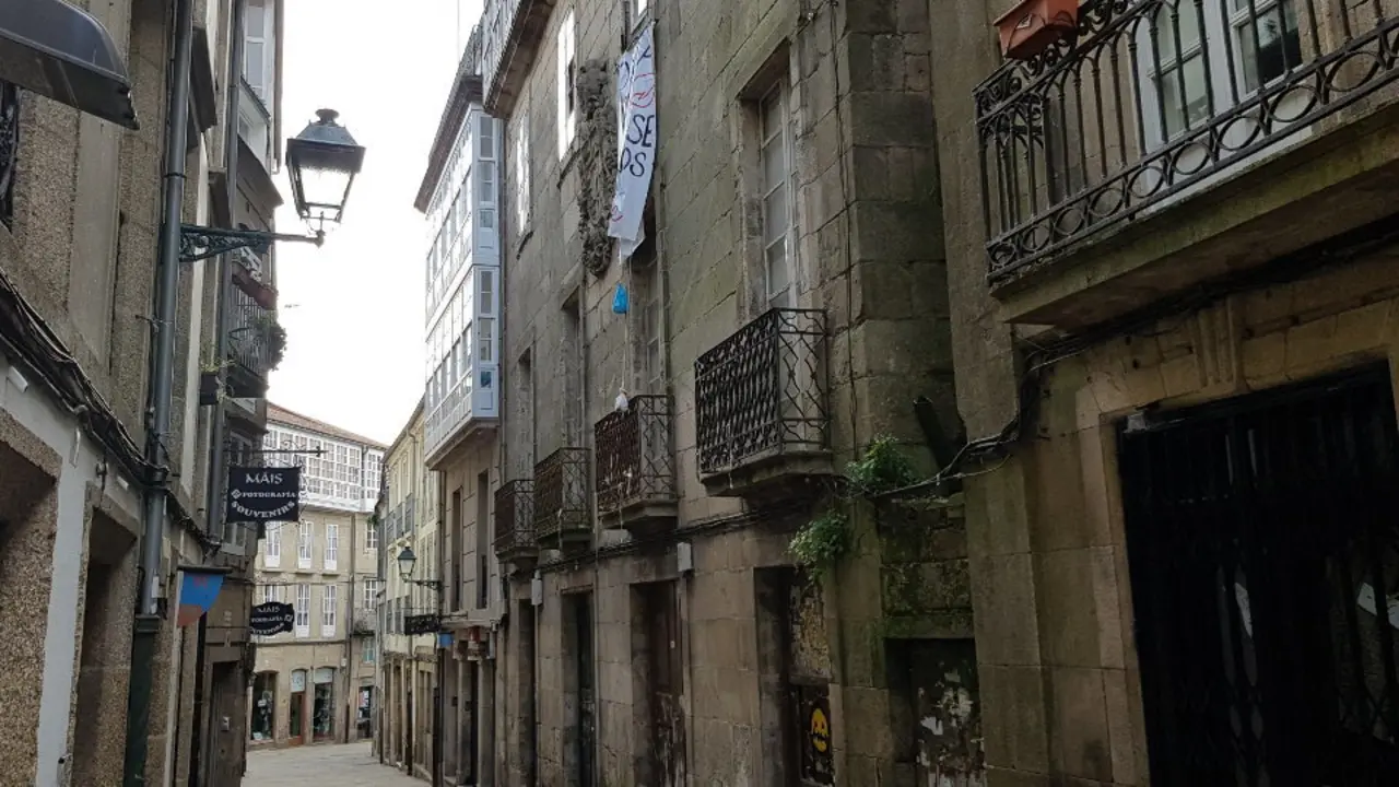 Edificio compostelano okupado por Escarnio e Maldizer.A.V