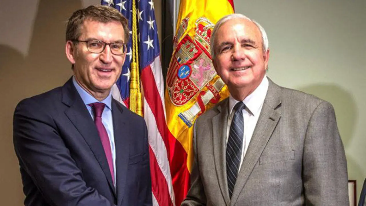 Núñez Feijóo saluda al alcalde del condado Miami-Dade durante una reunión GIORGIO VIERA