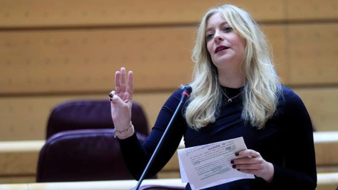 La senadora del PP Esther Muñoz durante la sesión de control al Gobierno en el pleno del Senado, este martes. FERNANDO ALVARADO (EFE)