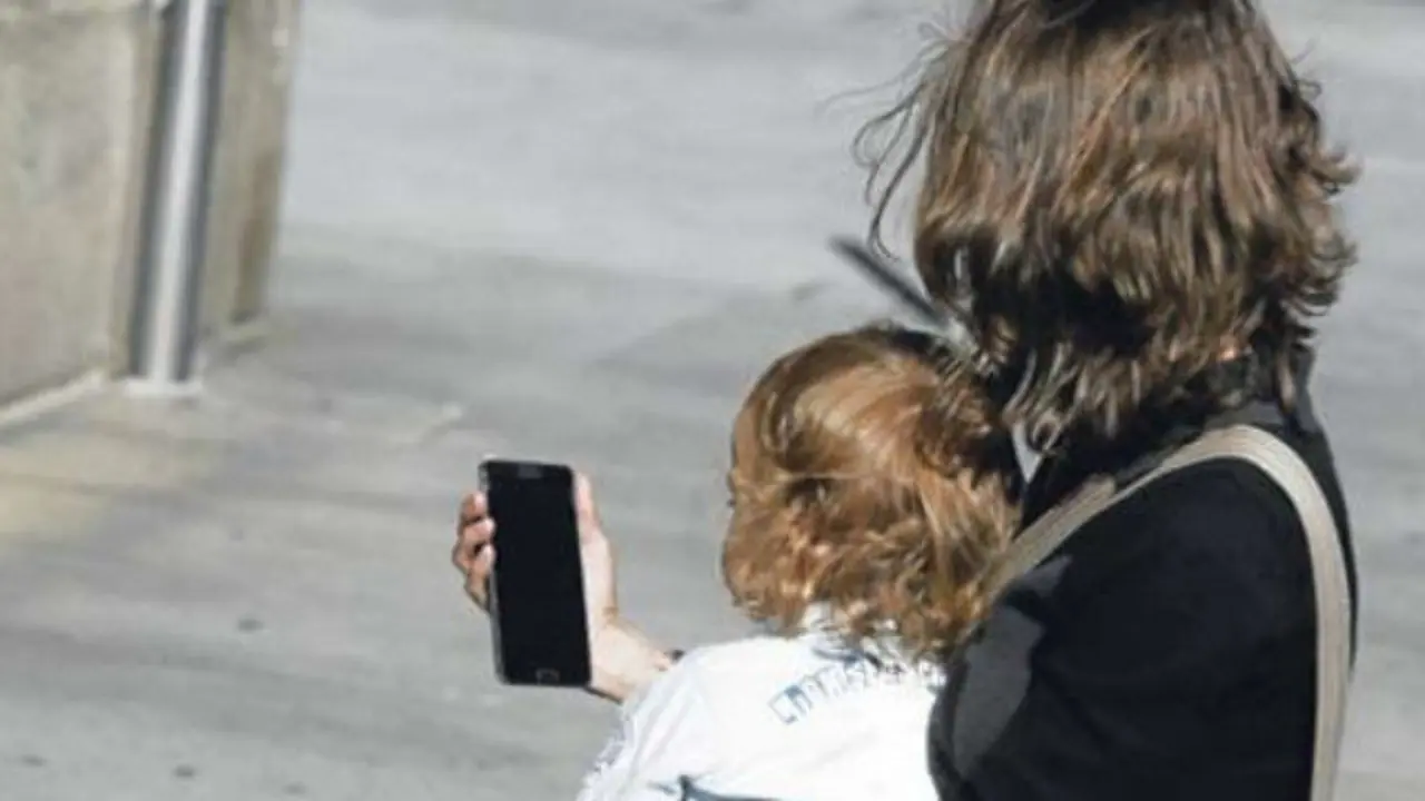 Una madre con su pequeña. AEP