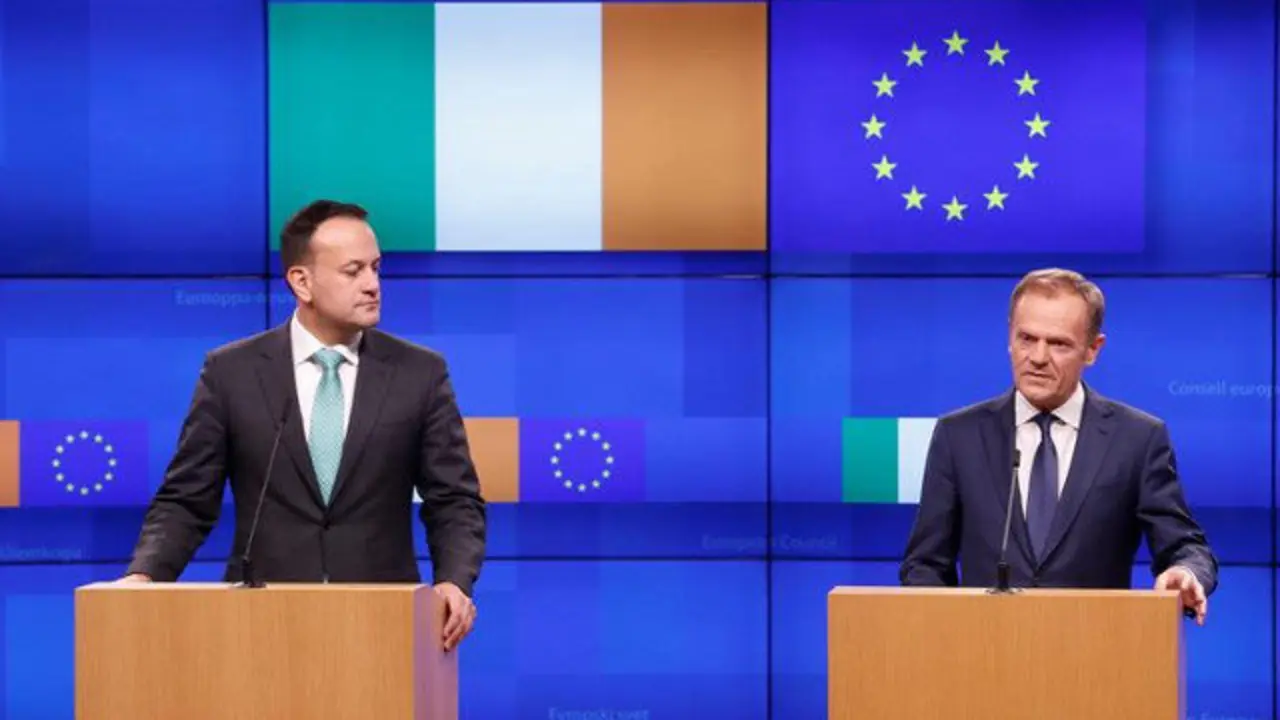 Leo Varadkar (i), y el presidente del Consejo Europeo, Donald Tusk (d). EFE