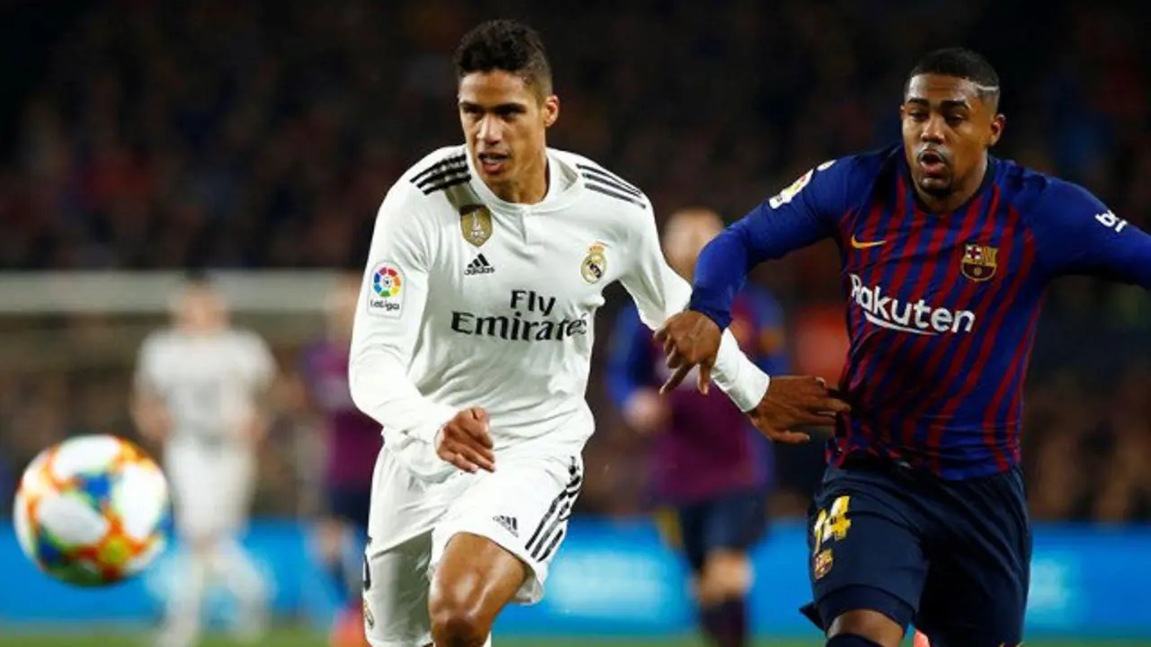Varane (izquierda) y Malcolm persiguen el balón. ENRIC FONTCUBERTA (EFE)