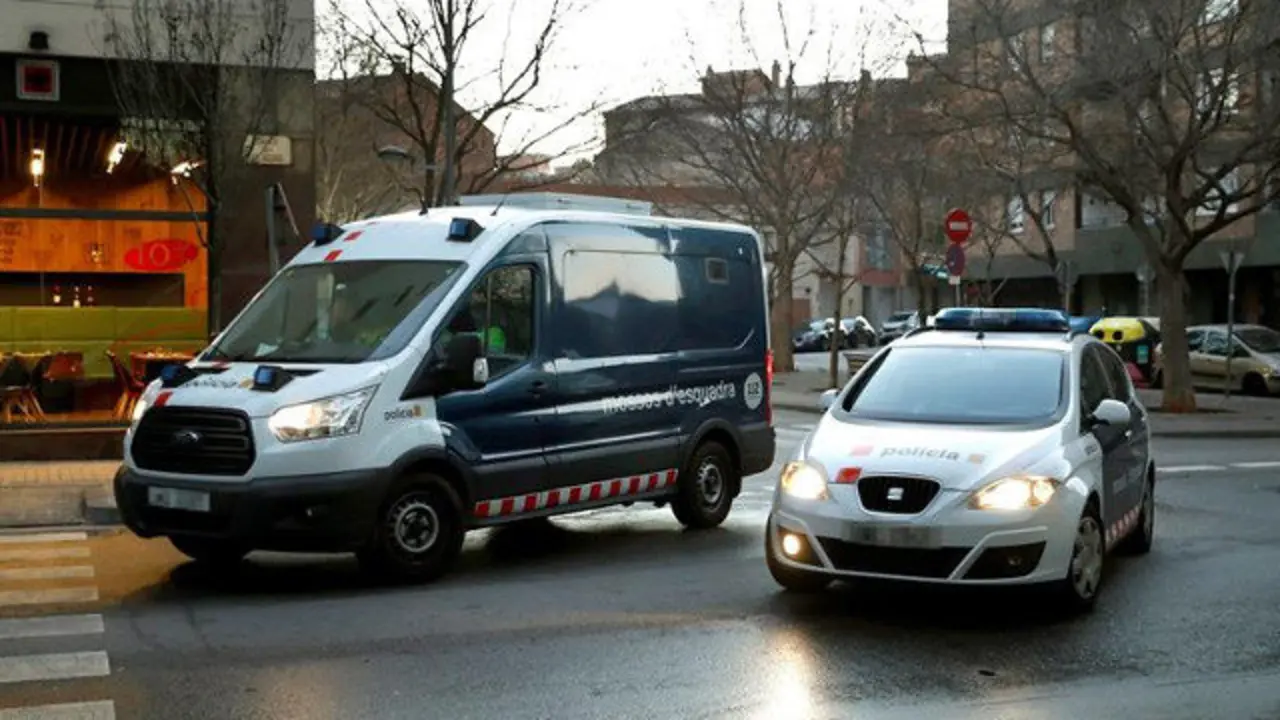 Furgón en el que fueron trasladados los detenidos. TONI ALBIR (EFE)